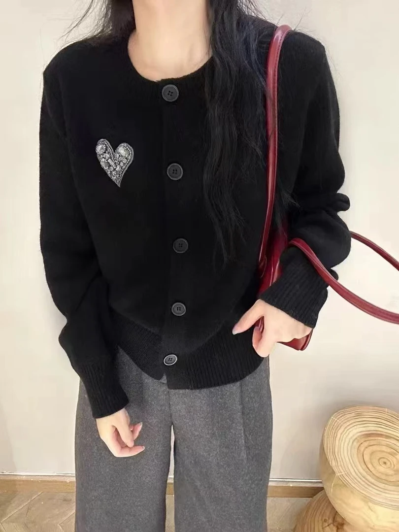 冬季新款轻奢高级感立体镶钻爱心气质时尚排扣减龄显瘦针织开衫-O