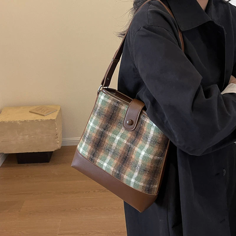 大容量呢子包女2023新款秋冬百搭单肩复古格子水桶包休闲时尚洋气