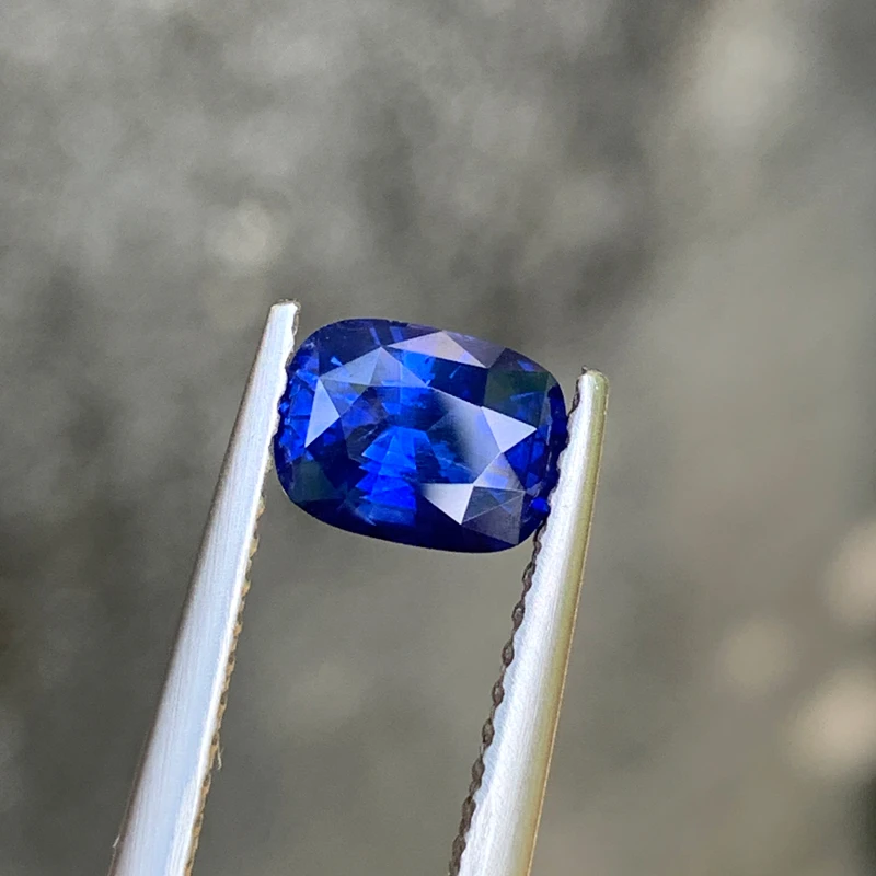 2.12克拉 皇家蓝蓝宝石 老烧 天然宝石 斯里兰卡彩色宝石 61604