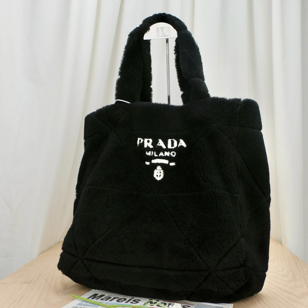 嘉壹/99新(6173)Prada 毛茸茸托特包