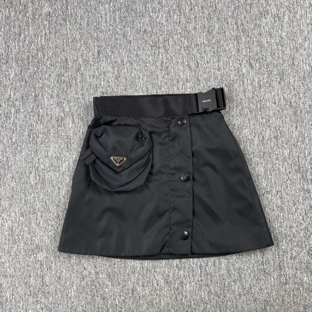 PRADA黑色华达呢三角Logo伞形纯色短裙/36码/99新/公价9450/51661