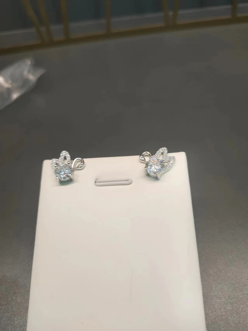 带包装 天鹅一克拉天花板耳钉.H