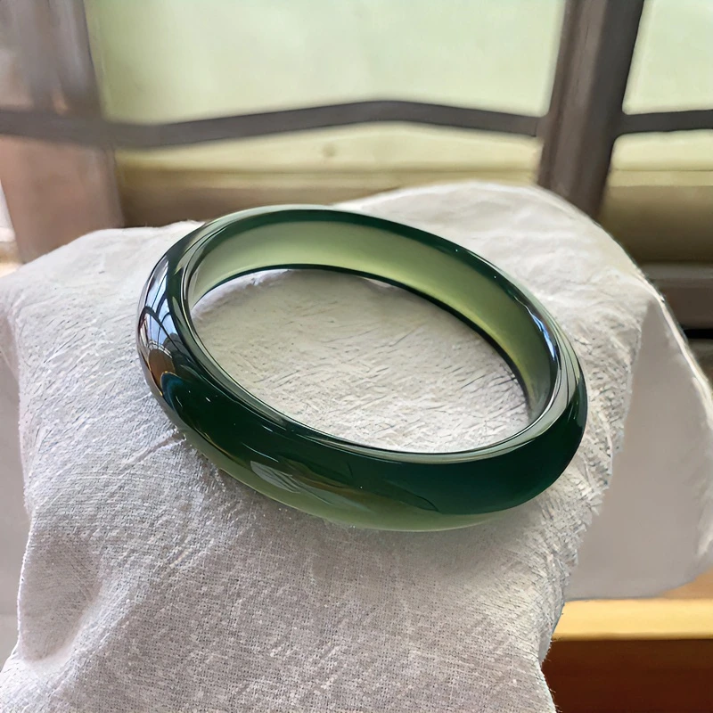 天然青木橄榄绿细厚款玛瑙玉髓手镯苦茶色水润女款玉镯附赠礼盒