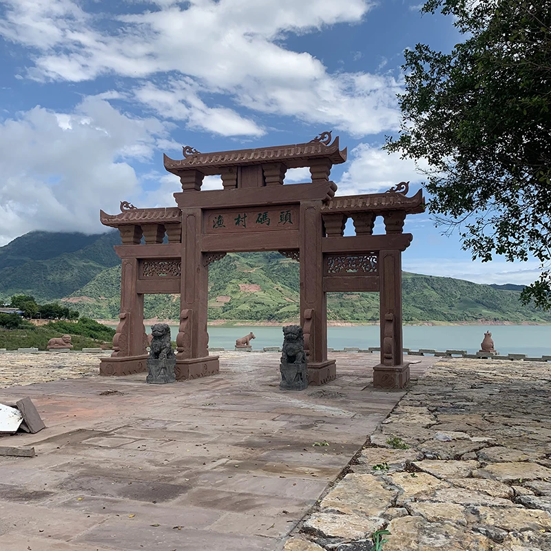 厂家定制红砂岩石牌坊仿古石牌楼三门三楼石雕牌坊景区石牌坊