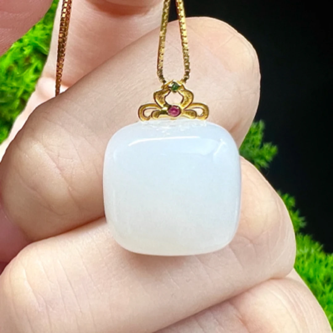 羊脂白玉厚方糖吊坠18k金镶嵌天然和田玉面包无事牌挂坠（赠链）