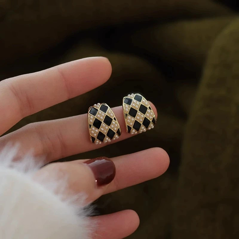 复古棋盘仿珍珠耳钉女2024新款爆款耳环小香风法式简约
