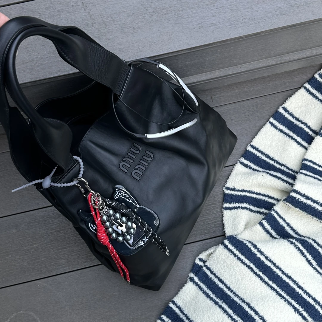 95新 MIU MIU/缪缪 只盒/MiuMiu新款双带单肩so black暗纹托特包