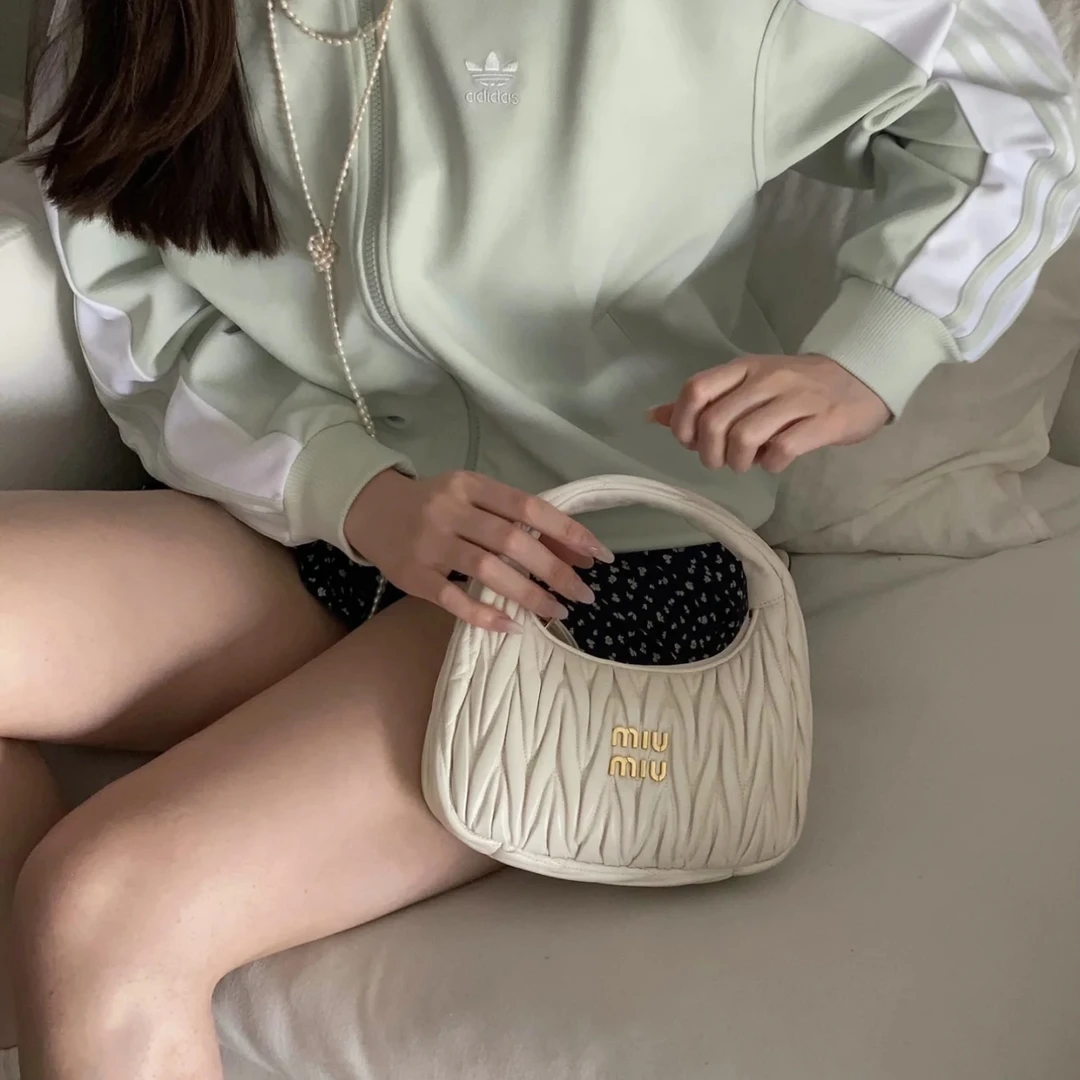 99新 MIU MIU/缪缪 只盒/miumiu奶呼呼白色小号wander手提斜挎包