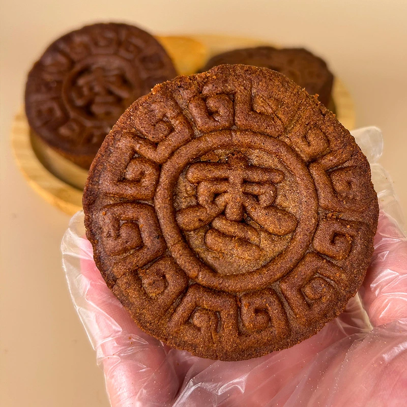 新式糕点枣皮月饼传统手工制作中秋蛋月烧软糯香甜沈飞食品