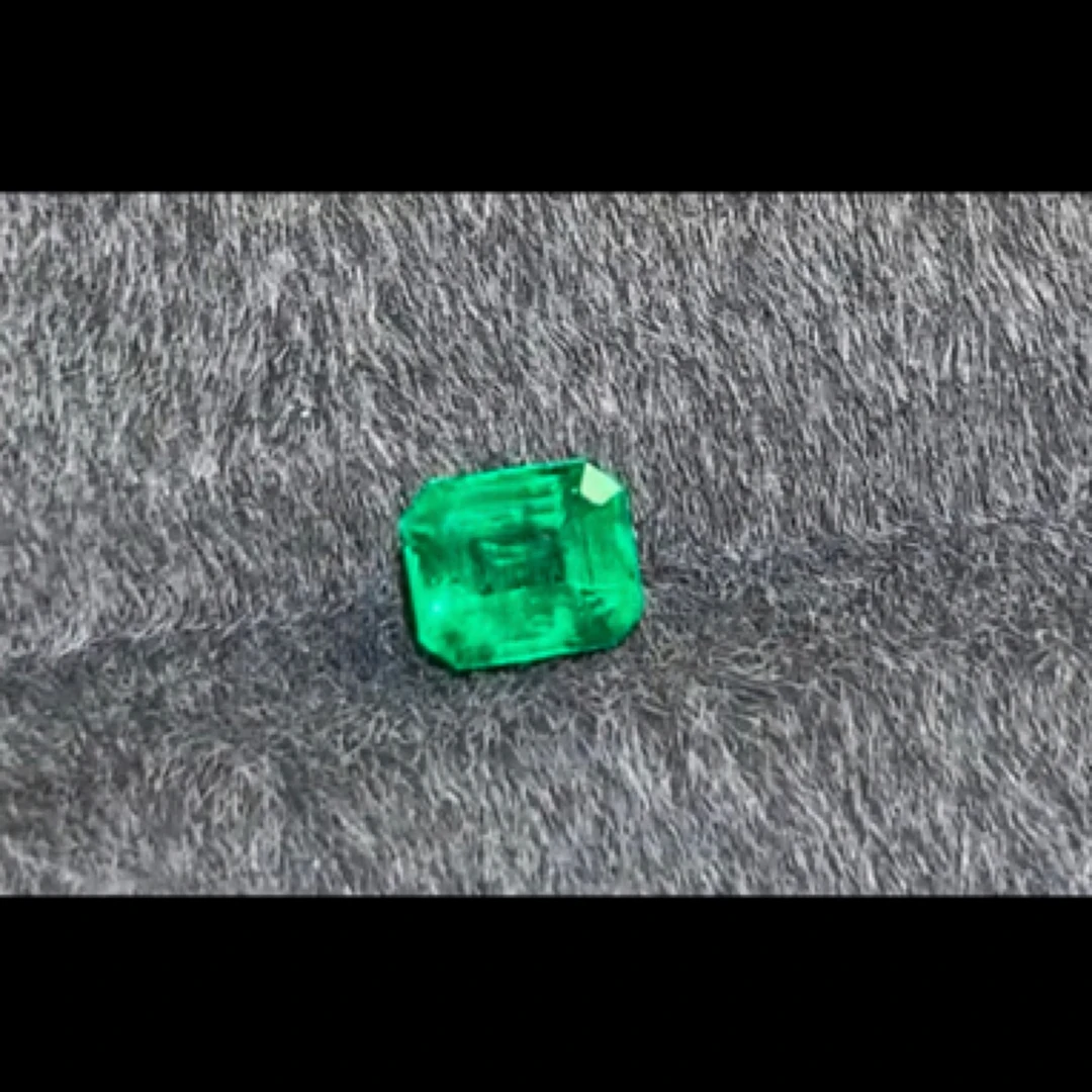 祖母绿裸石微油高贵祖母绿椭圆颜色明亮火彩好1.46克拉证书GUILD