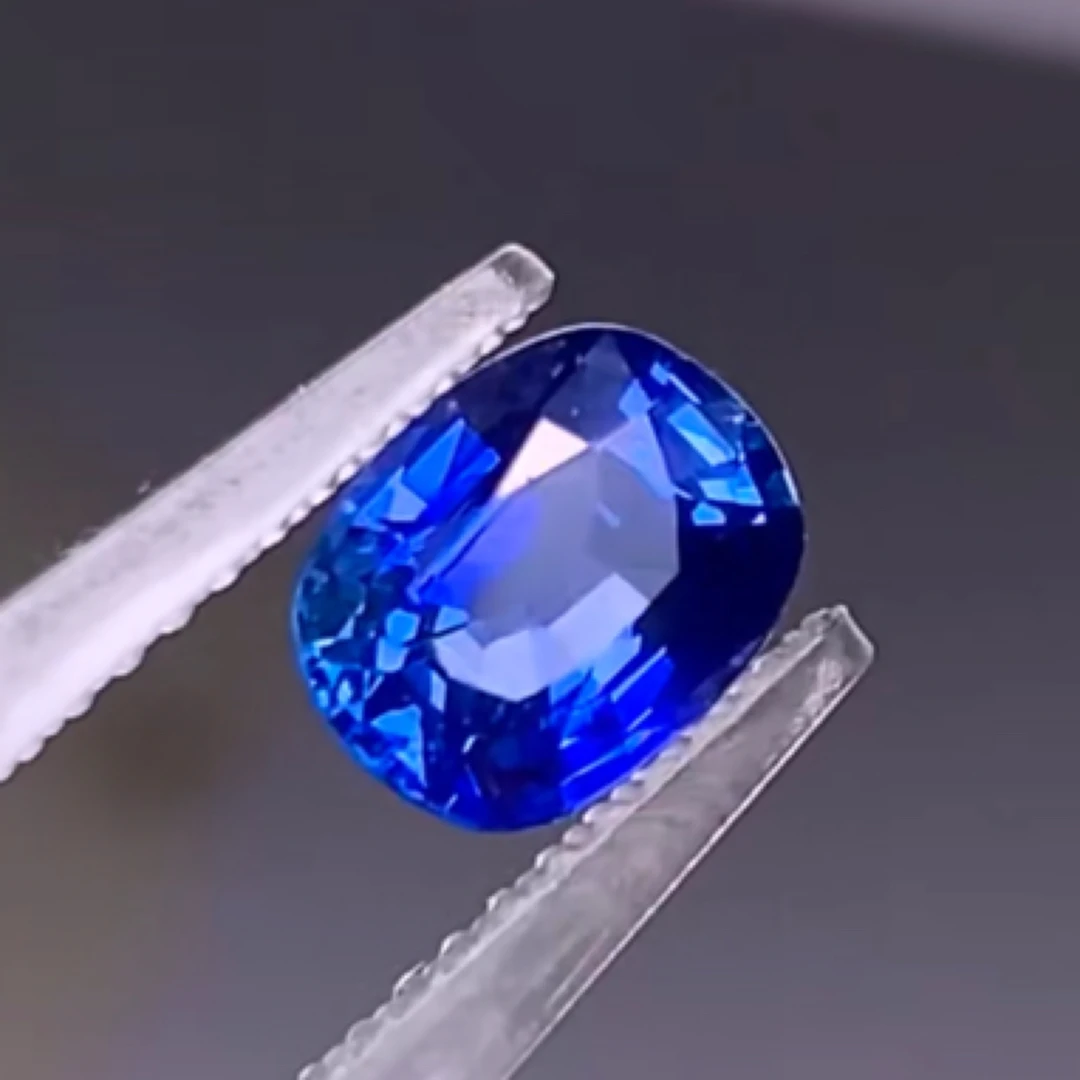 天然斯里兰卡 皇家蓝椭圆蓝宝石晶体干净火彩棒证书GRC 1.38克拉
