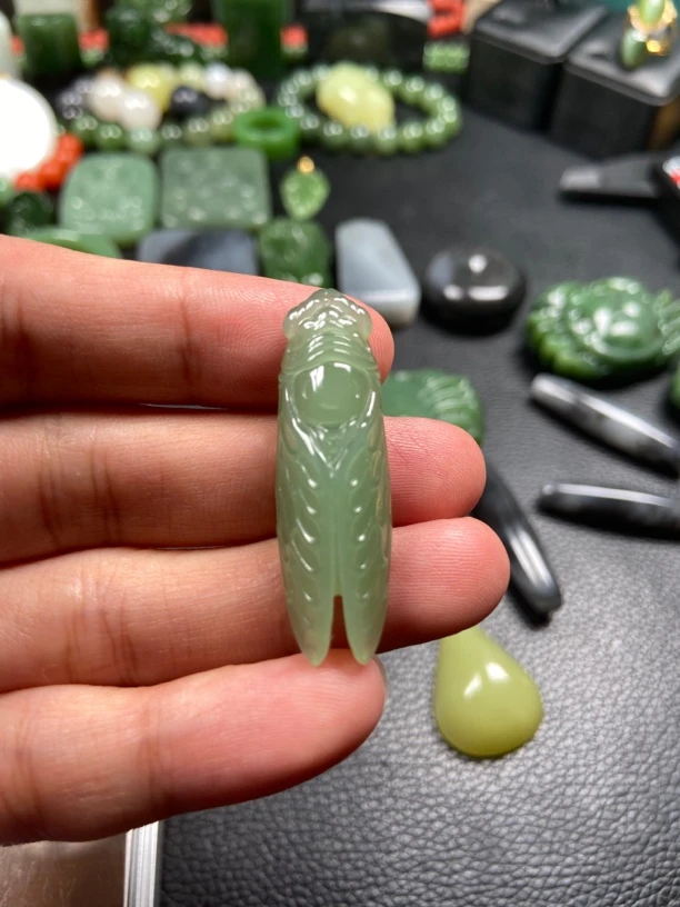 和田玉俄碧粉绿蝉吊坠