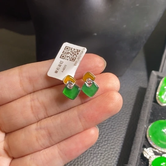 【闪购商品】翡翠吊坠(不含链)18K金镶嵌