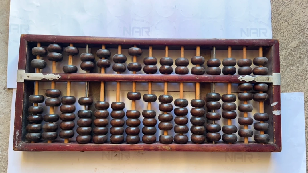 旧货算盘，现可当装饰品，也可以正常使用。