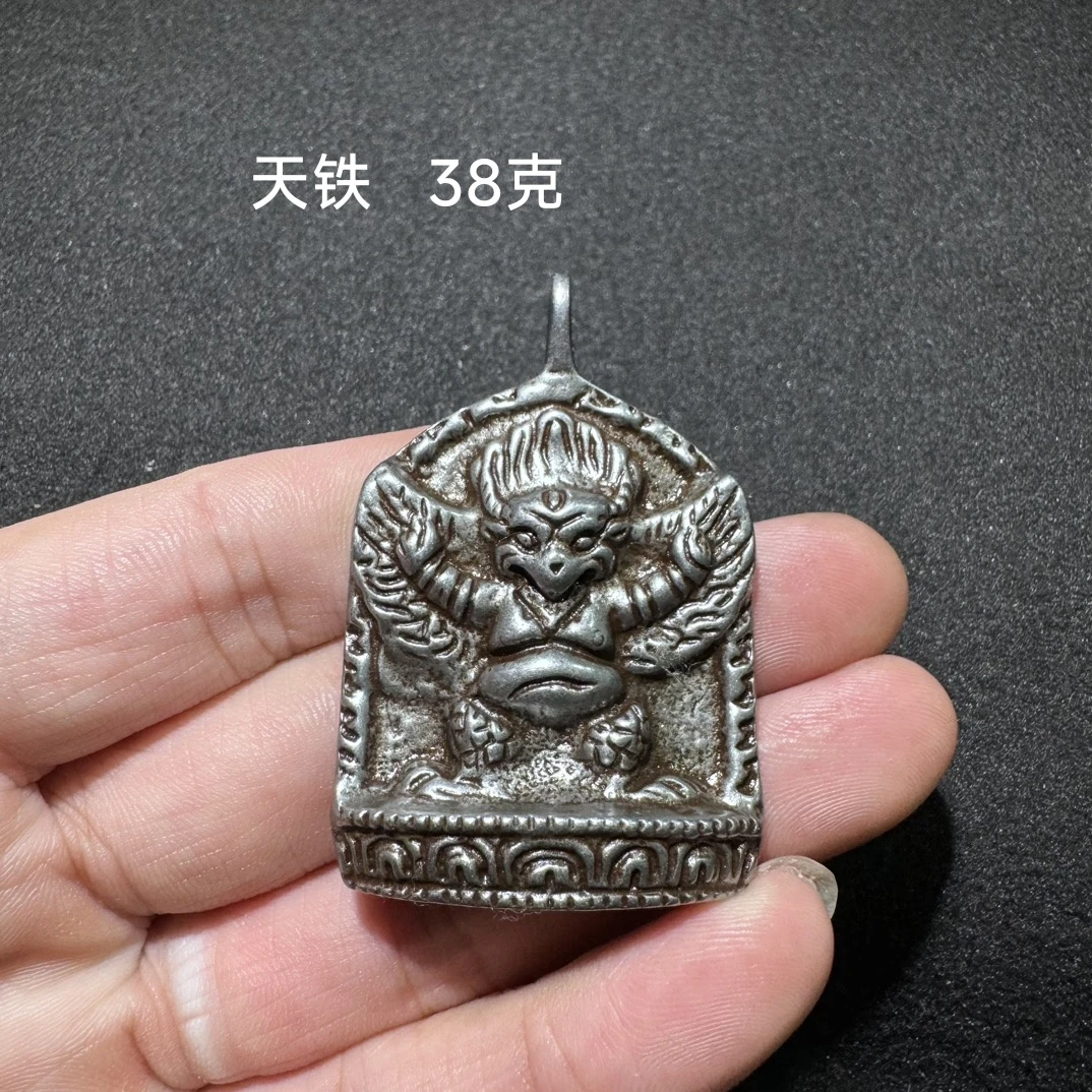 藏式天铁錾刻托甲大鹏鸟护法牌子西藏特色文玩男女款陨铁吊坠挂件