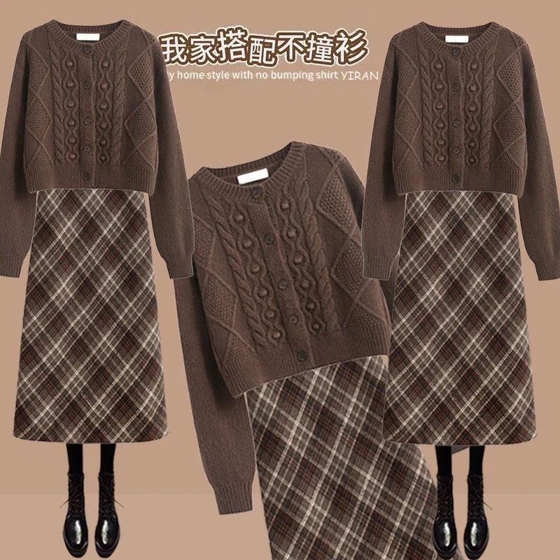 秋冬套装女2025新款大码女装洋气显瘦减龄毛衣格纹半身裙两件套装