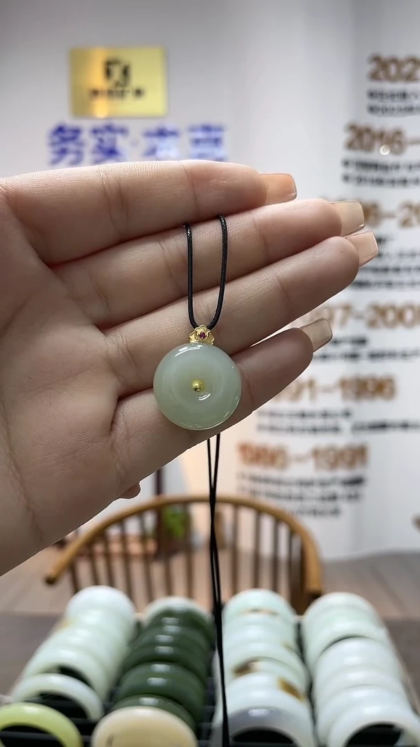 【闪购商品】和田玉颈饰18K金镶嵌平安扣吊坠一件