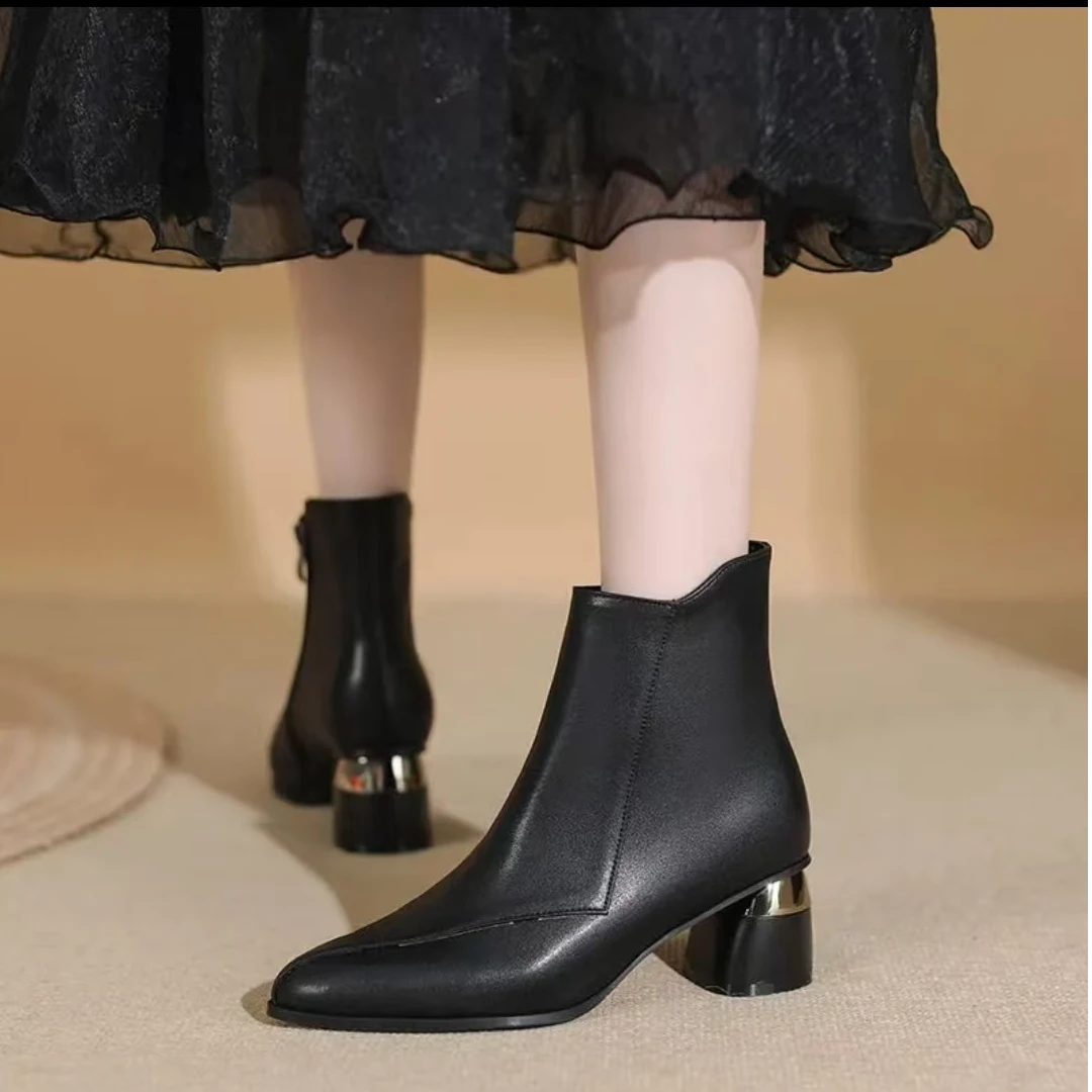 1011    秋冬新款时尚百搭气质冬季真皮女鞋尖头粗跟短靴加绒