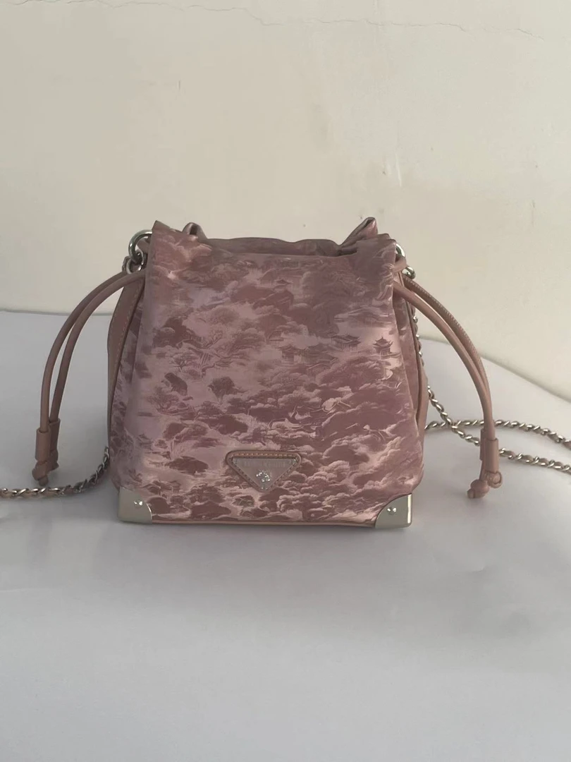 2024高级感时尚百搭女士水桶包单肩斜挎包