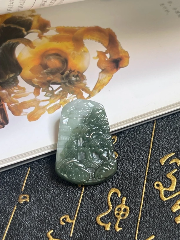 天然缅甸翡翠山水牌精美情侣款吊坠精雕挂坠雕刻巧雕