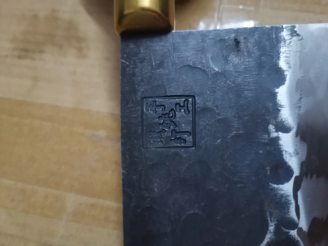 本土手工刀，采用黑打锤目工艺，平衡性好，厚重，斩切两用厨刀。