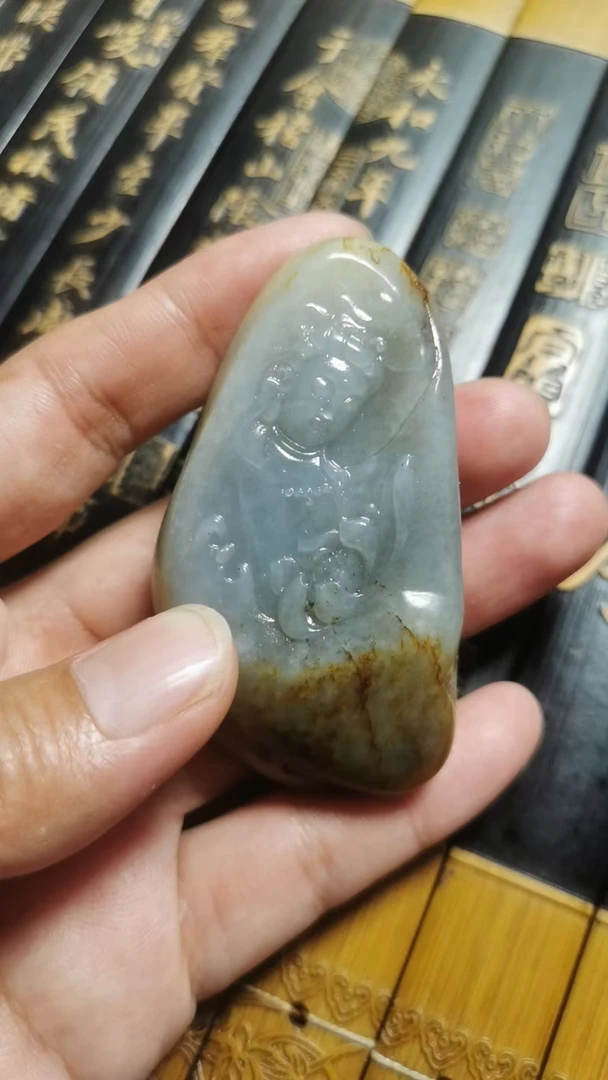 新疆和田玉青花吊坠观音,原石真皮揉光净货,料子细润原石毛孔明显