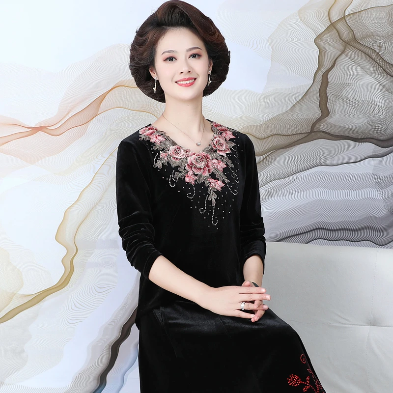 春秋高贵金丝绒紫绣花T恤中老年女装宽松洋气大码中长款胖妈妈装