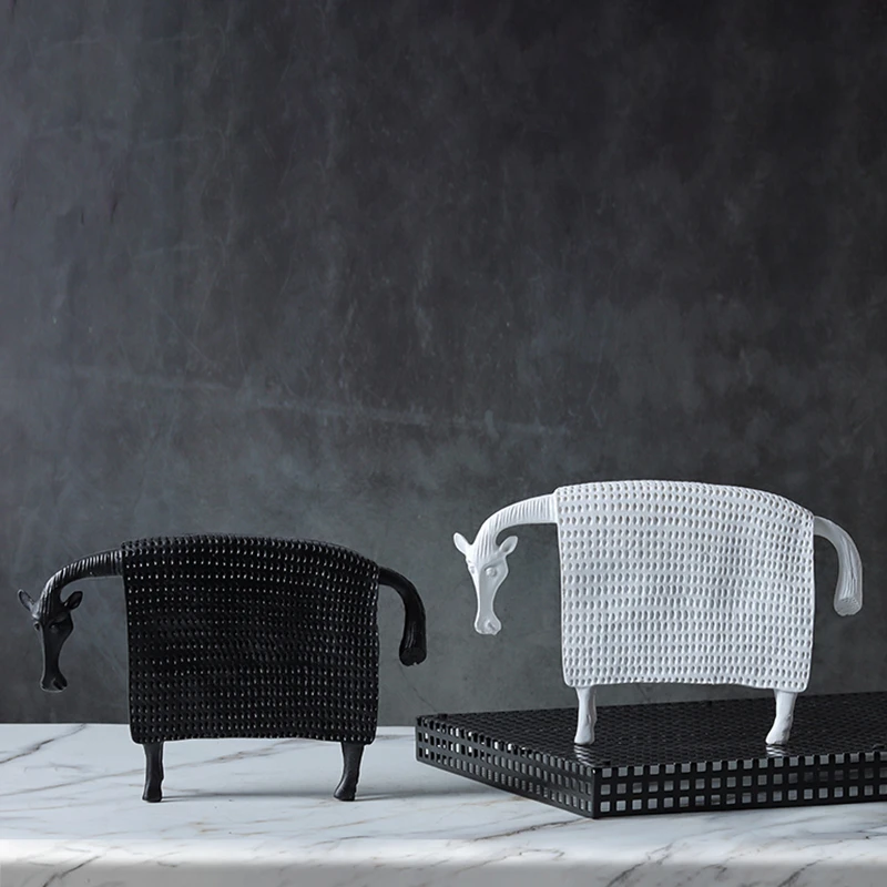 现北欧创意黑白盔甲马牛卡通树脂工艺品摆件家居样板房酒店饰品