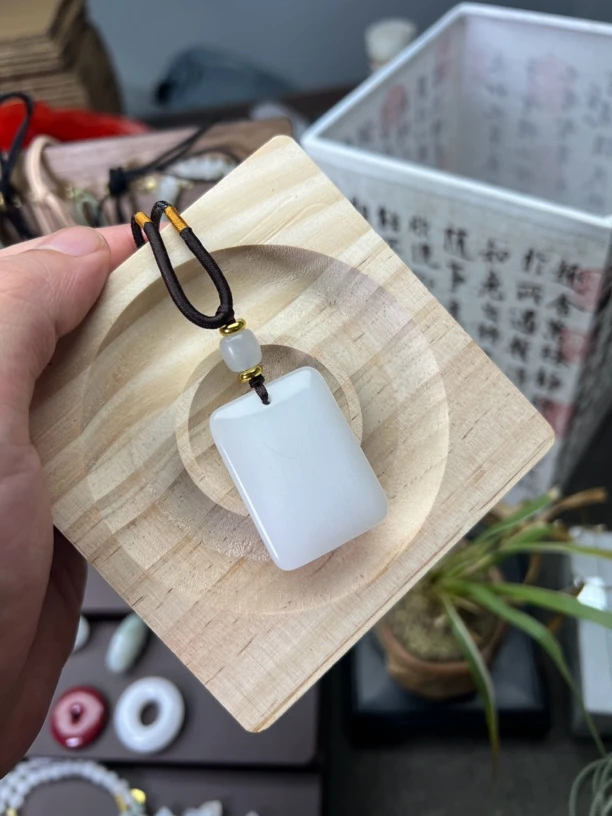 纯天然玉石金丝玉大尺寸无事牌白润男女同款简约大气吊坠毛衣链