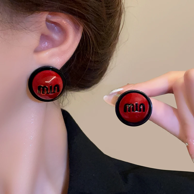 合金耳饰 黑红撞色字母圆形几何耳钉高级感耳环独特气质耳饰女