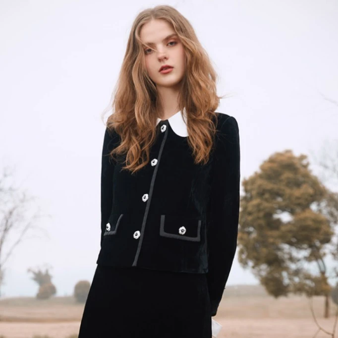 【哥文花园】黑白碰撞娃娃领丝绒短外套女CTC3042028