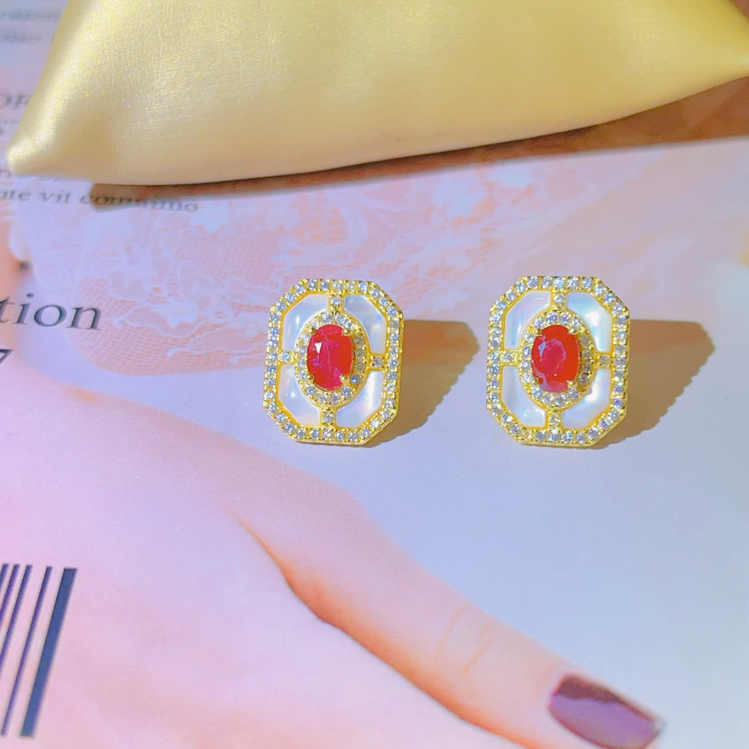 天然红宝石耳钉 s925银镶嵌 轻奢贝母款 珠宝裸石：4*6 精致女礼物