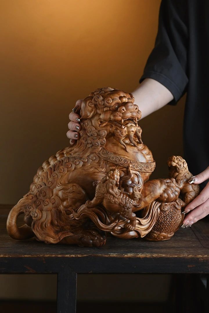 老山檀“瑞狮戏球超大摆件，料质油润，香气宜人