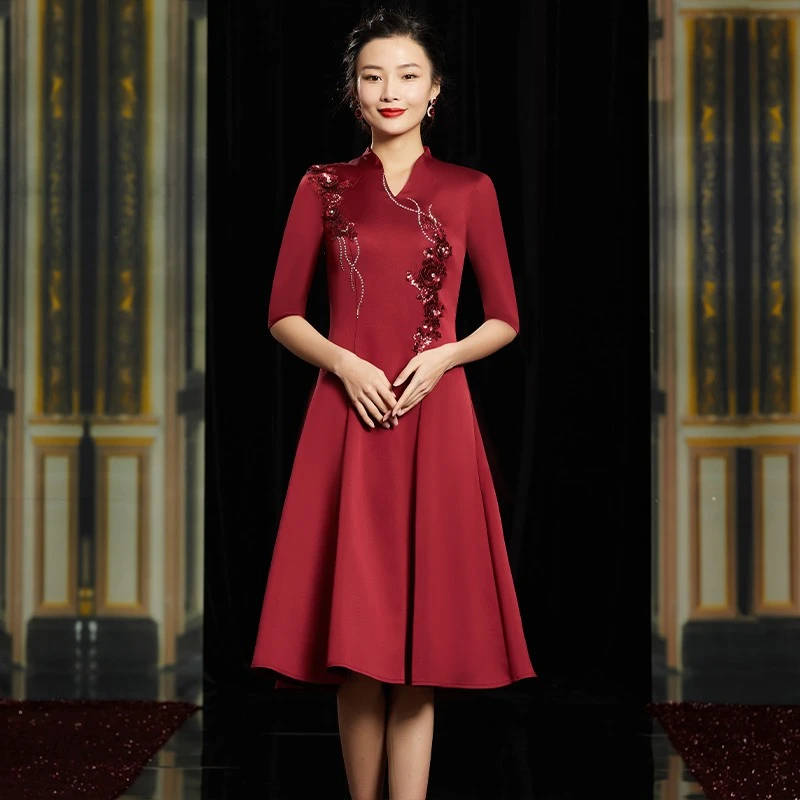 优雅妈妈连衣裙2023新款酒红色缎面收腰气质时尚喜婆婆婚礼礼服