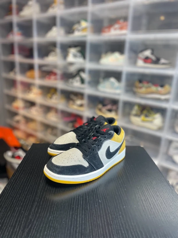 aj1黑黄休闲鞋/42/已精洗/全新参考价2311