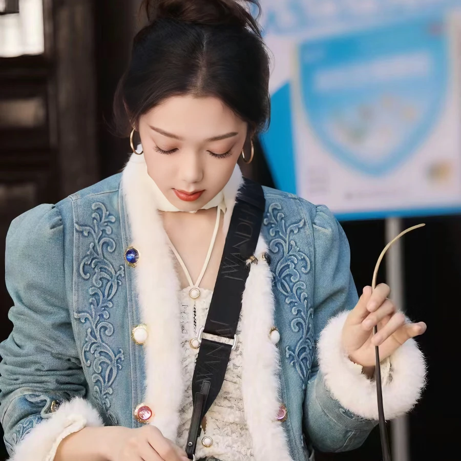 LeFame/拉飞姆冬季时尚气质女款蓝色游牧牛仔短外套LF23D21NC028
