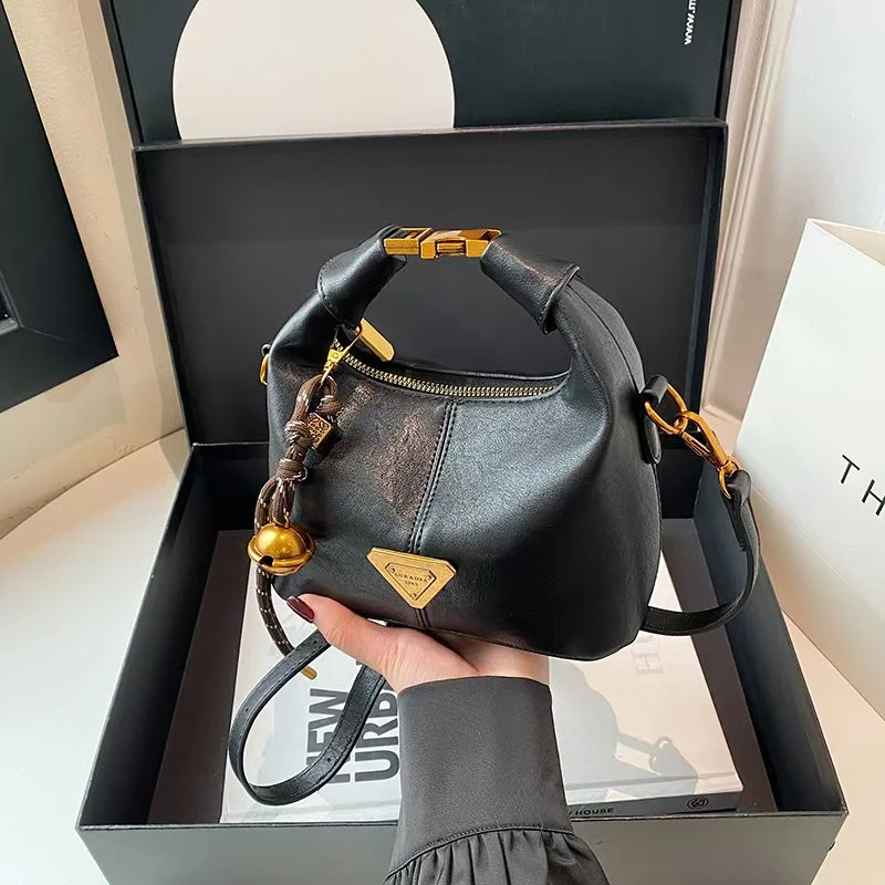 6013 黑色（长18厘米高13厘米）时尚百搭包包（无礼盒）带挂件