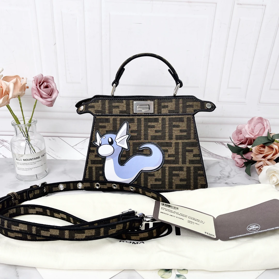 全新未使用 FENDI/芬迪 联名限量字母布面Peekaboo手提单肩包经典