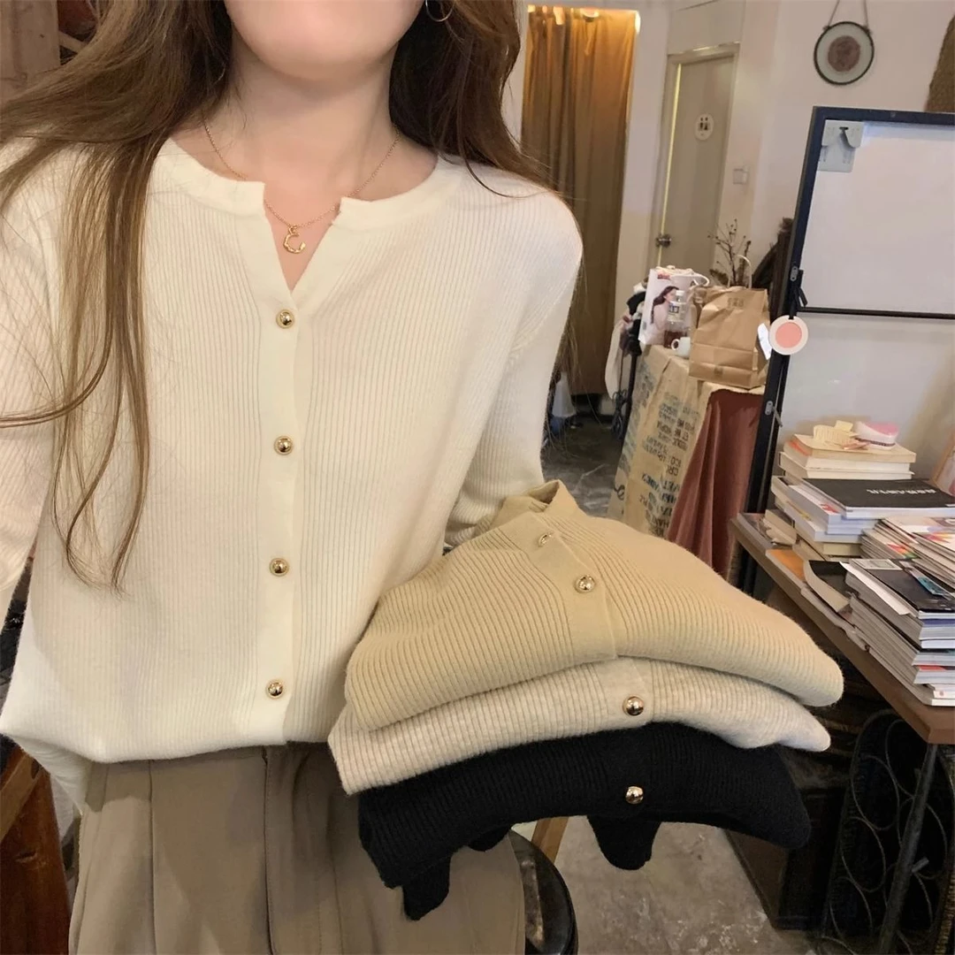 今年秋季新款韩式气质温柔素雅纯色圆领长袖针织开衫女百搭小衫潮