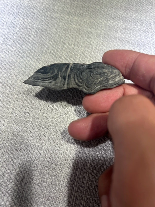 精美灵璧石摆件，以直播间实物为准。