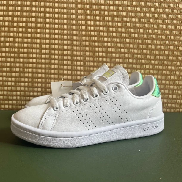 38码 adidas低帮板鞋白绿 市价799 无原盒 全新