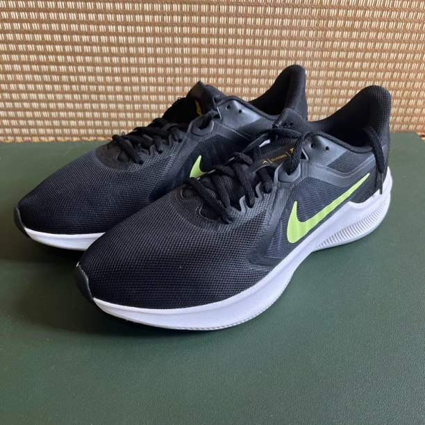 44码 Nike低帮跑步鞋黑绿/市价569 全新无原盒