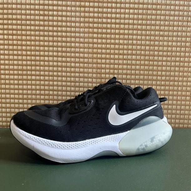 38.5码 Nike低帮休闲GS黑 市价799 无原盒 99新