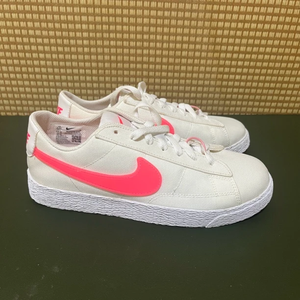 38码 Nike低帮板鞋白灯草粉/市价679准新有原盒