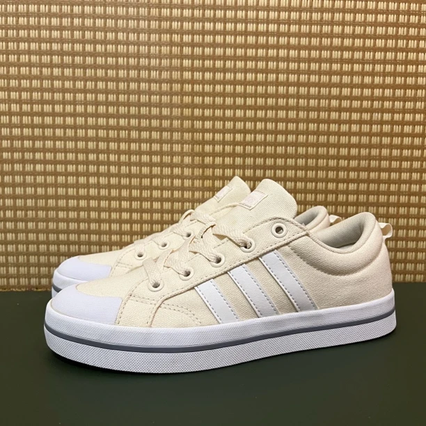 36 2/3码 adidas低帮板鞋米白 市价799 全新无吊牌