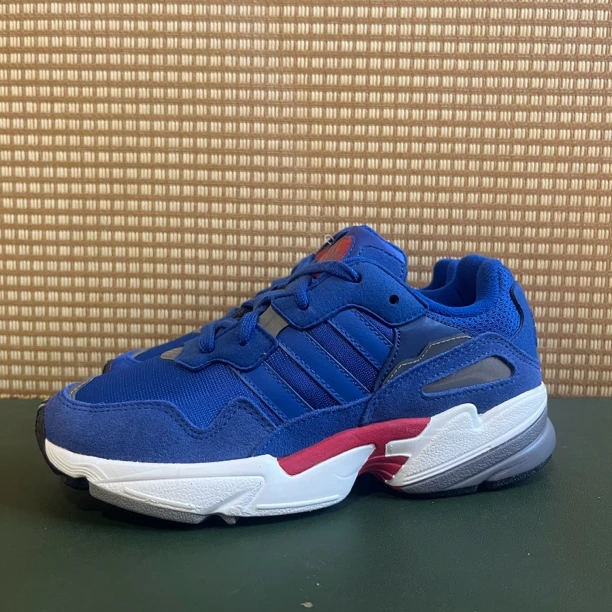 36码 adidas低帮休闲蓝 市价899 全新带吊牌