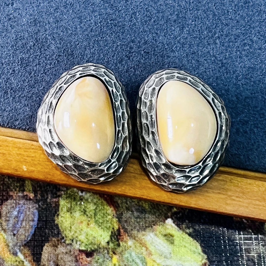 铜合金亚克力耳饰 中古回流Trifari翠法丽奶黄古铜做旧复古耳夹