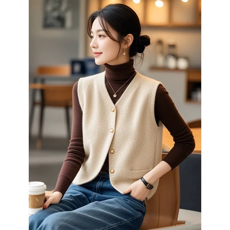 卡其色针织马甲背心女装2025秋冬新款时尚单排扣开衫外搭无袖上衣
