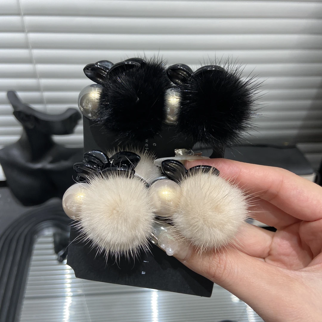 E3926 秋冬毛毛樱桃刘海小抓夹高颅顶2024高端发夹女后脑勺高级感