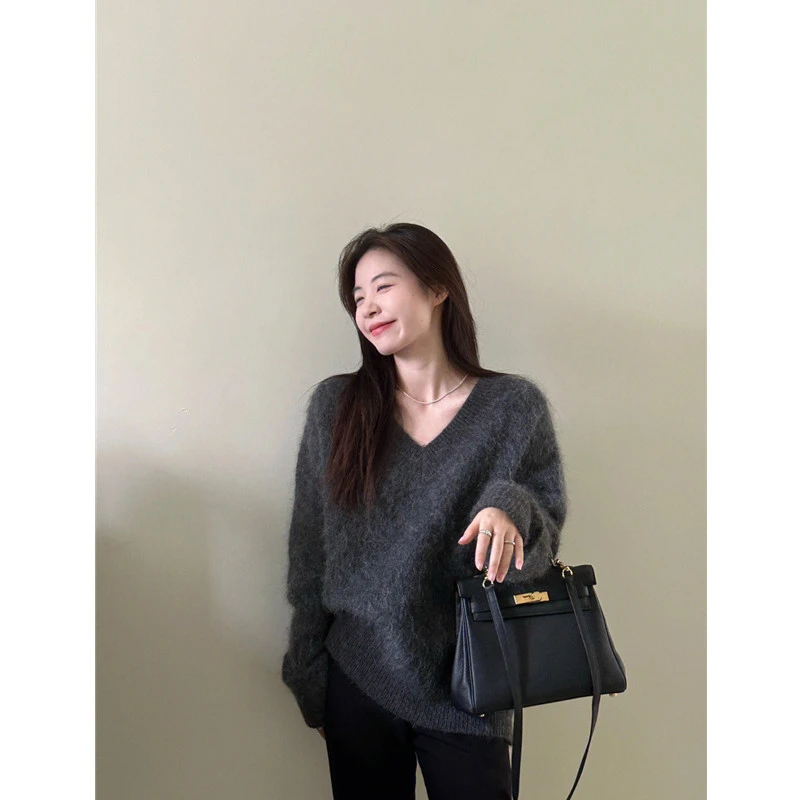 2023秋季新款软糯深灰色水针织上衣女秋冬冬季温柔慵懒风V领毛衣